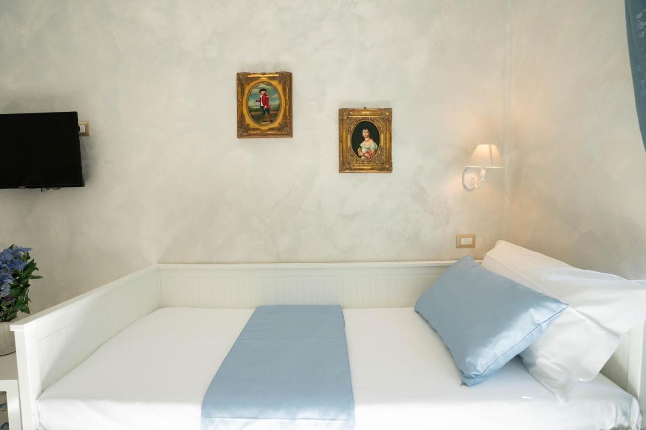 Alma Adry Naples